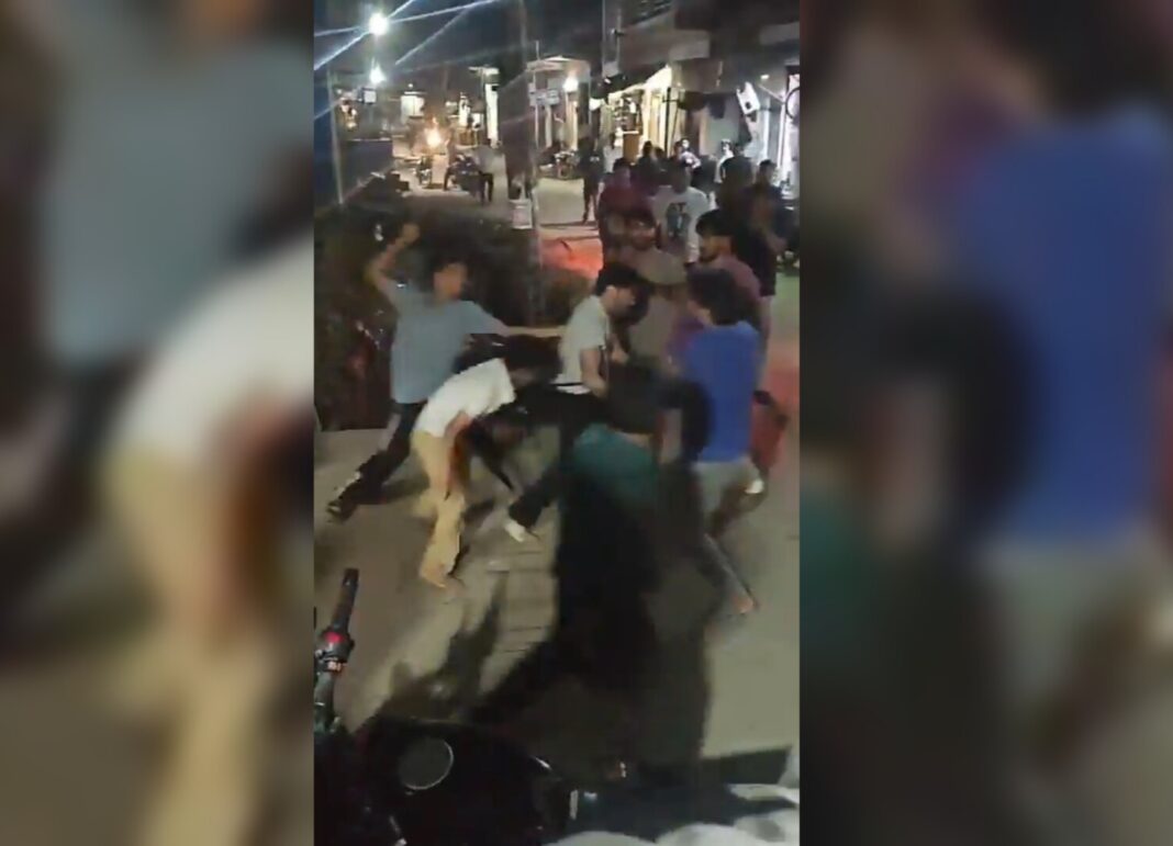 Hapur News : हापुड़ में पैसों के विवाद में बीच बाजार चले लाठी-डंडे, वीडियो वायरल होने के बाद पुलिस ने चार को पकड़ा Hapur News : हापुड़ में पैसों के विवाद में बीच बाजार चले लाठी-डंडे, वीडियो वायरल होने के बाद पुलिस ने चार को पकड़ा