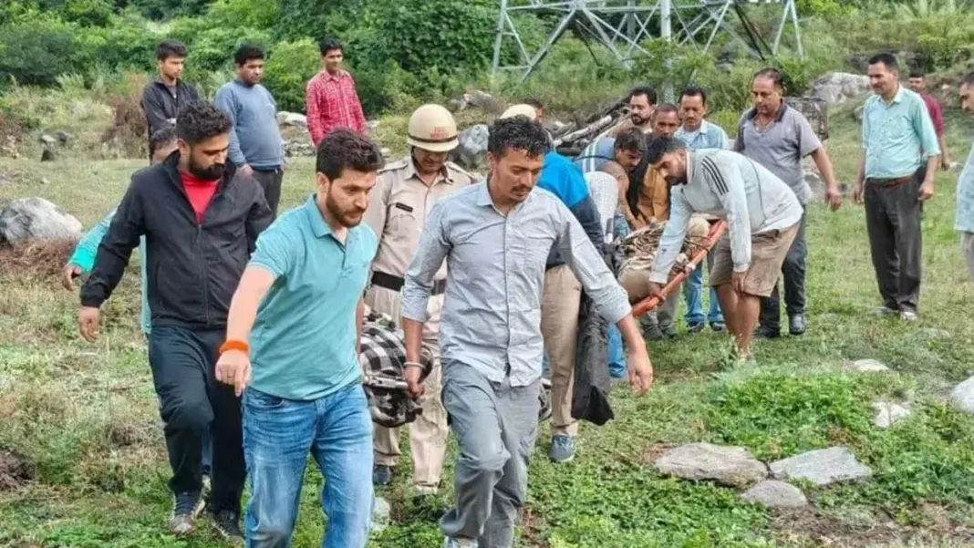 Kullu Road Accident: 200 मीटर गहरी खाई में गिरी कार, चार युवकों की मौत; एक घायल Kullu Road Accident, Himachal Pradesh Accident, NH 305 Accident, Anni Kullu Accident, Himachal Road Accident