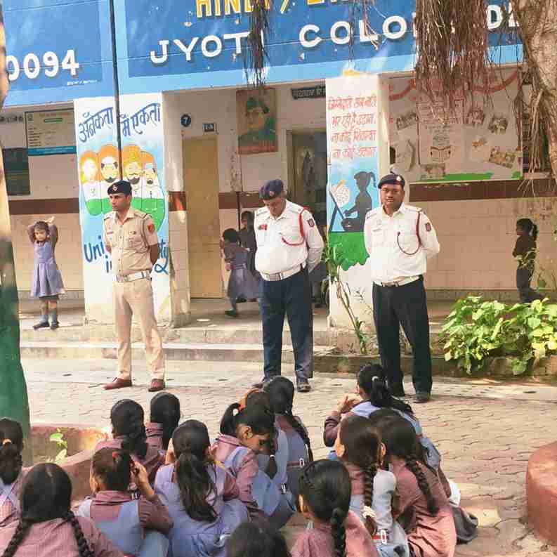 Road Safety: ज्योति नगर के MCD स्कूल में यातायात जागरूकता कार्यक्रम, छात्रों को सिखाए सड़क सुरक्षा के नियम Road Safety Delhi, Traffic Awareness, Nand Nagri Traffic Police, MCD School Delhi, Traffic Rules
