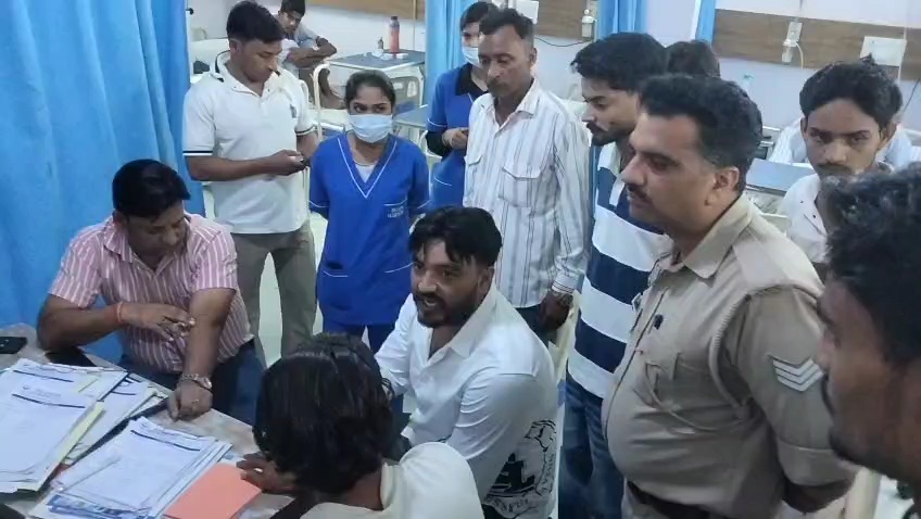 Hapur News : हापुड़ में बुजुर्ग की मौत के बाद निजी अस्पताल में हंगामा, परिजनों ने लापरवाही का आरोप लगाया Hapur News : हापुड़ में बुजुर्ग की मौत के बाद निजी अस्पताल में हंगामा, परिजनों ने लापरवाही का आरोप लगाया