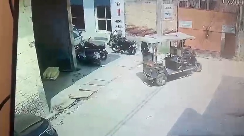 Hapur News : हापुड़ में 50 हजार की दवाओं के साथ ई-रिक्शा चालक फरार, पुलिस सीसीटीवी से तलाश में जुटी Hapur News : हापुड़ में 50 हजार की दवाओं के साथ ई-रिक्शा चालक फरार, पुलिस सीसीटीवी से तलाश में जुटी