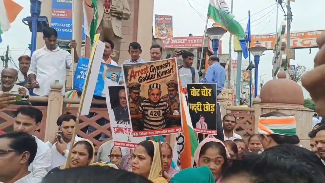 Hapur News : हापुड़ में मुख्य चुनाव आयुक्त के इस्तीफे की मांग को लेकर हंगामा Hapur News : हापुड़ में मुख्य चुनाव आयुक्त के इस्तीफे की मांग को लेकर हंगामा