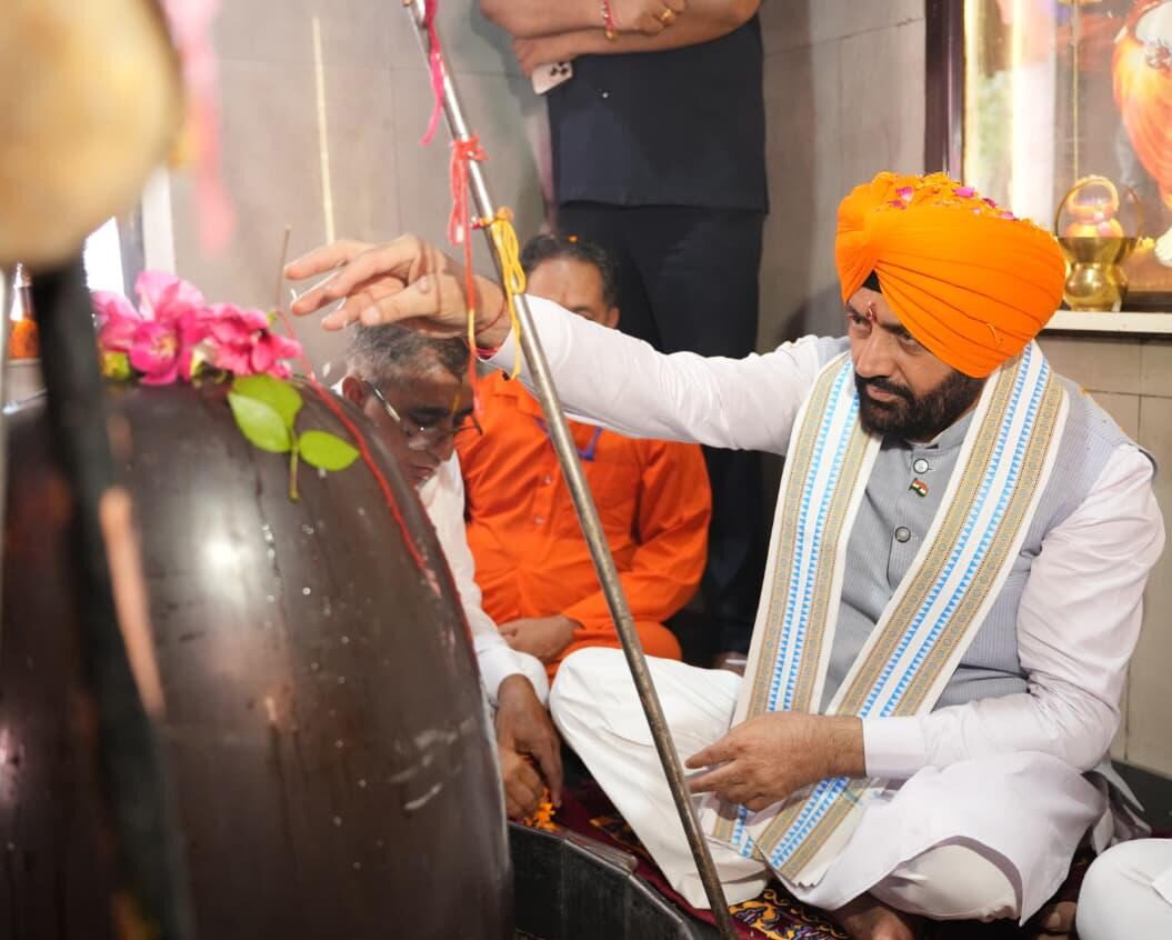 Punjab Religious Visit: मुख्यमंत्री नायब सिंह सैनी ने पंजाब में गुरुद्वारा साहिब और प्राचीन शिव मंदिर में टेका माथा Punjab Religious Visit: मुख्यमंत्री नायब सिंह सैनी ने पंजाब में गुरुद्वारा साहिब और प्राचीन शिव मंदिर में टेका माथा