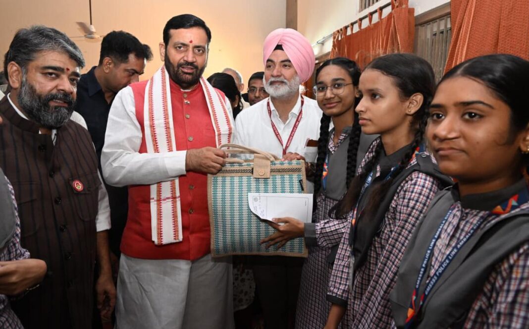 Anemia Free Campaign: मुख्यमंत्री ने अंबाला में नेत्र जांच एवं एनीमिया जांच हेतू लगाए गए शिविर का किया शुभारम्भ Anemia Free Campaign: मुख्यमंत्री ने अंबाला में नेत्र जांच एवं एनीमिया जांच हेतू लगाए गए शिविर का किया शुभारम्भ