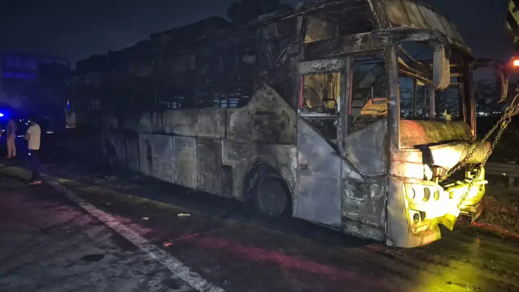 Greater Noida Bus Fire: 15 दिन से खराब था बस का AC, पूछताछ में लापरवाही का खुलासा Greater Noida Bus Fire: 15 दिन से खराब था बस का AC, पूछताछ में लापरवाही का खुलासा