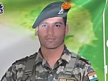 Army Jawan Death: छुट्टी पर घर आए सेना के हवलदार की संदिग्ध परिस्थितियों में मौत, परिजनों ने पत्नी पर लगाए गंभीर आरोप Army Jawan Death: छुट्टी पर घर आए सेना के हवलदार की संदिग्ध परिस्थितियों में मौत, परिजनों ने पत्नी पर लगाए गंभीर आरोप