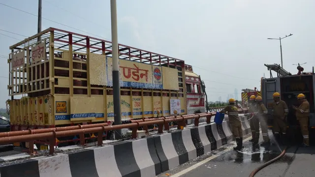 Truck Fire: एलिवेटेड रोड पर खाली गैस सिलेंडरों से लदे ट्रक में लगी आग, चार दमकल गाड़ियों ने पाया काबू Truck Fire: एलिवेटेड रोड पर खाली गैस सिलेंडरों से लदे ट्रक में लगी आग, चार दमकल गाड़ियों ने पाया काबू