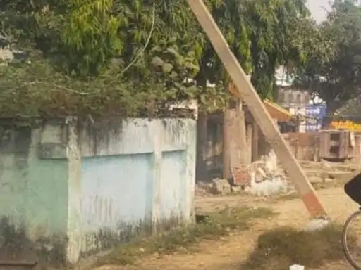 Electrocution Accident: ग्रेटर नोएडा में बिजली का पोल लगाते समय 11 हजार वोल्ट की लाइन की चपेट में आया कर्मचारी, अस्पताल में मौत Electrocution Accident: ग्रेटर नोएडा में बिजली का पोल लगाते समय 11 हजार वोल्ट की लाइन की चपेट में आया कर्मचारी, अस्पताल में मौत