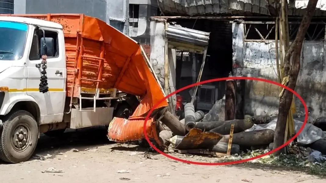 Okhla Cylinder Blast: ओखला फेज-1 में ऑक्सीजन सिलेंडर फटने से कर्मचारी की मौत, चार घायल; हादसे की वजह की जांच जारी Okhla Cylinder Blast