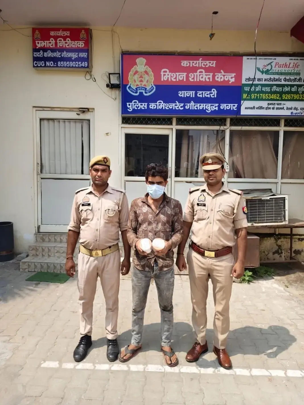 Drug Trafficking: दो विदेशी नागरिकों समेत चार ड्रग्स तस्कर गिरफ्तार, 600 ग्राम MDMA और स्मैक बरामद Drug Trafficking: दो विदेशी नागरिकों समेत चार ड्रग्स तस्कर गिरफ्तार, 600 ग्राम MDMA और स्मैक बरामद