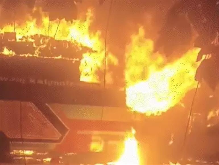 Bus Fire: चीख-पुकार के बीच यात्रियों ने खिड़की तोड़कर बचाई जान, धुएं से घुटा दम; नौ लोग बस में ही जिंदा जले Bus Fire: चीख-पुकार के बीच यात्रियों ने खिड़की तोड़कर बचाई जान, धुएं से घुटा दम; नौ लोग बस में ही जिंदा जले