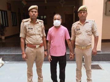 Noida Gangster Arrest: 2022 से फरार 25 हजार का इनामी गैंगस्टर सुरेश गिरफ्तार, संजय पहाड़िया गिरोह का था सक्रिय सदस्य Noida Gangster Arrest: 2022 से फरार 25 हजार का इनामी गैंगस्टर सुरेश गिरफ्तार, संजय पहाड़िया गिरोह का था सक्रिय सदस्य