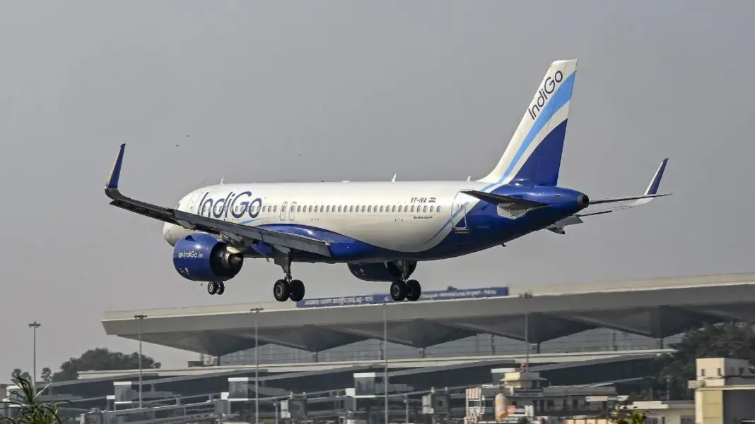 IndiGo Flight: खराब मौसम के चलते दिल्ली-मुंबई फ्लाइट सूरत डायवर्ट, यात्रियों को करना पड़ा इंतजार IndiGo Flight, Delhi Mumbai Flight, Surat Airport, Flight Diverted, Bad Weather