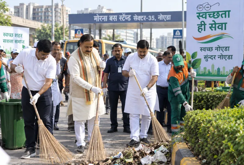 Swachhata Hi Seva: नोएडा में स्वच्छता अभियान का आगाज, जनप्रतिनिधियों और नागरिकों ने श्रमदान कर दिया स्वच्छ शहर का संदेश Swachhata Hi Seva: नोएडा में स्वच्छता अभियान का आगाज, जनप्रतिनिधियों और नागरिकों ने श्रमदान कर दिया स्वच्छ शहर का संदेश