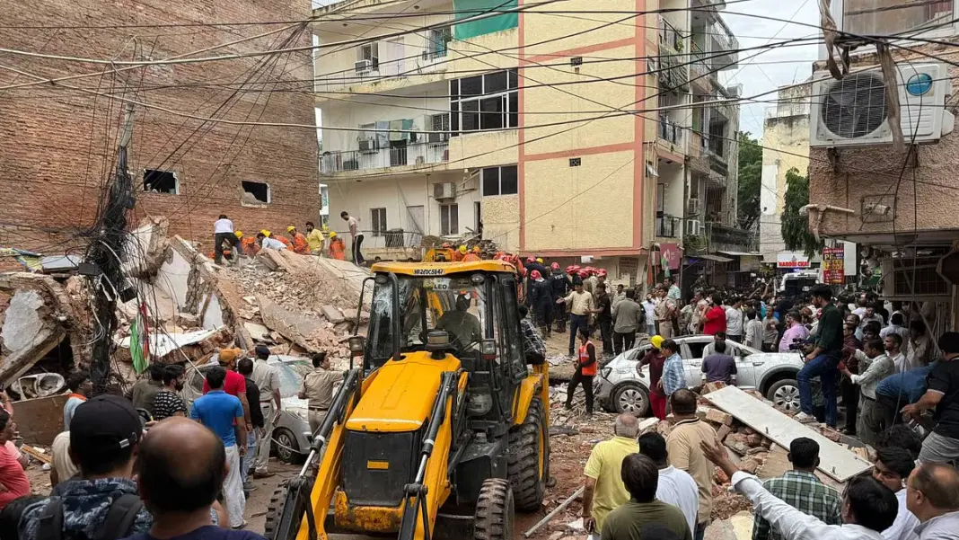 Satya Niketan Building Collapse: दिल्ली में पांच मंजिला PG बिल्डिंग ढही, 3 छात्रों की मौत; मलबे में फंसे लोगों तक पहुंचाए गए ऑक्सीजन सिलेंडर Satya Niketan, Delhi Building Collapse, Delhi Hostel Collapse, NDRF Rescue, South Delhi