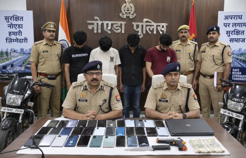 Toy Pistol Gang: खिलौना पिस्टल दिखाकर मोबाइल और सामान लूटने वाले गिरोह का पर्दाफाश, चार आरोपी गिरफ्तार Toy Pistol Gang: खिलौना पिस्टल दिखाकर मोबाइल और सामान लूटने वाले गिरोह का पर्दाफाश, चार आरोपी गिरफ्तार