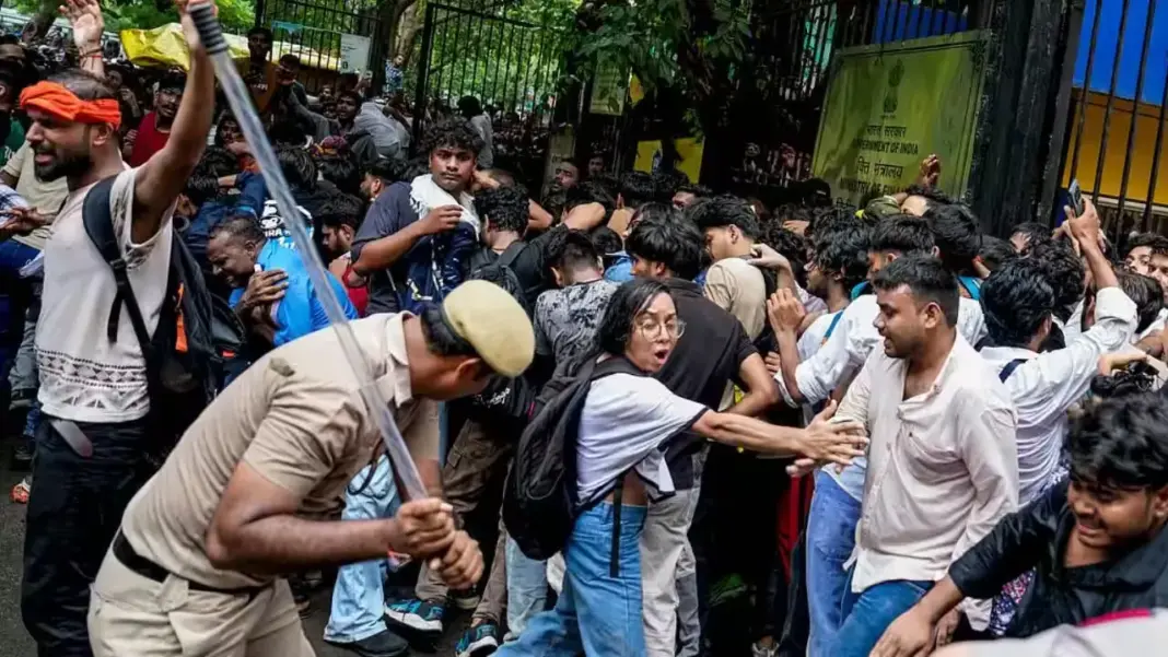 GBU Student Notice: जंतर-मंतर प्रदर्शन में शामिल छात्र अक्षत त्रिपाठी को 5 लाख रुपये का नोटिस, SFI ने कार्रवाई पर उठाए सवाल GBU Student Notice: जंतर-मंतर प्रदर्शन में शामिल छात्र अक्षत त्रिपाठी को 5 लाख रुपये का नोटिस, SFI ने कार्रवाई पर उठाए सवाल