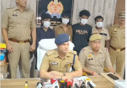 Noida Crime: किराएदारों के कमरों से मोबाइल-लैपटॉप चुराने वाले गिरोह का पर्दाफाश, चार आरोपी गिरफ्तार; 24 मोबाइल बरामद Noida Crime: किराएदारों के कमरों से मोबाइल-लैपटॉप चुराने वाले गिरोह का पर्दाफाश, चार आरोपी गिरफ्तार; 24 मोबाइल बरामद