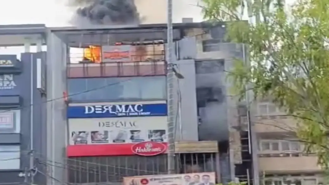 Model Town Fire: हल्दीराम आउटलेट वाली इमारत में लगी आग, 30 लोग सुरक्षित निकाले गए Model Town fire, Haldiram outlet fire, Delhi building fire, Delhi Fire Service, Model Town rescue