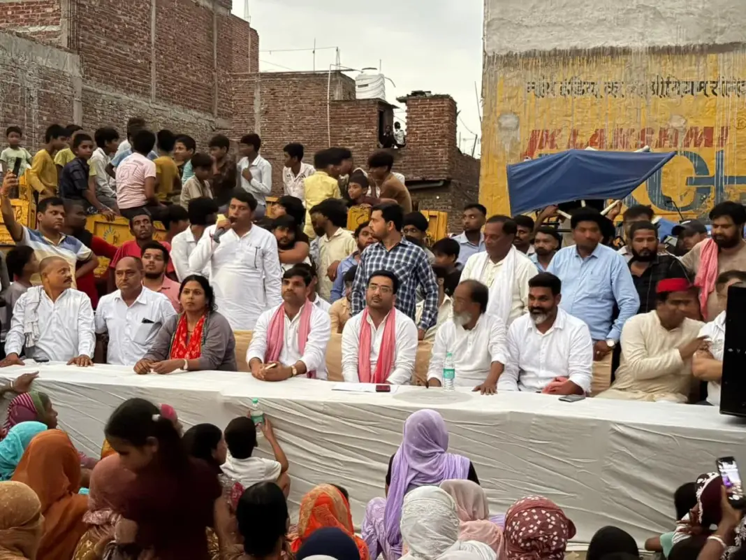 Chotpur Colony Power Crisis: छोटपुर कॉलोनी में एक सप्ताह से बिजली संकट, सपा ने सुनीं लोगों की समस्याएं; समाधान नहीं हुआ तो डीएम कार्यालय के घेराव की चेतावनी Chotpur Colony Power Crisis: छोटपुर कॉलोनी में एक सप्ताह से बिजली संकट, सपा ने सुनीं लोगों की समस्याएं; समाधान नहीं हुआ तो डीएम कार्यालय के घेराव की चेतावनी