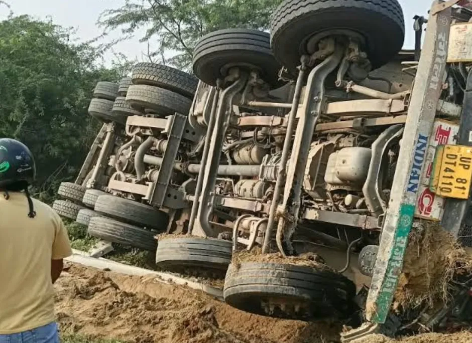 Yamuna Expressway Accident: धान से भरा ट्रक अनियंत्रित होकर पलटा, चालक-परिचालक घायल; बड़ा हादसा टला Yamuna Expressway Accident: धान से भरा ट्रक अनियंत्रित होकर पलटा, चालक-परिचालक घायल; बड़ा हादसा टला
