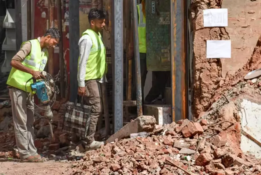 Satya Niketan Building Collapse: सत्य निकेतन में दीवार तोड़ते ही भरभराकर गिरी चार मंजिला इमारत, हादसे में दो मजदूरों की मौत; पुलिस ने चार लोगों को किया गिरफ्तार Satya Niketan Building Collapse, Delhi Building Collapse, Delhi Police Arrest,