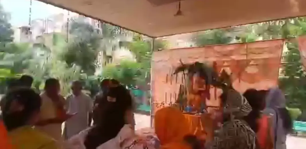 Ganesh Visarjan: नोएडा में पूजा-अर्चना के बाद गणपति बप्पा को दी विदाई, कुंड में हुआ प्रतिमाओं का विसर्जन Ganesh Visarjan: नोएडा में पूजा-अर्चना के बाद गणपति बप्पा को दी विदाई, कुंड में हुआ प्रतिमाओं का विसर्जन