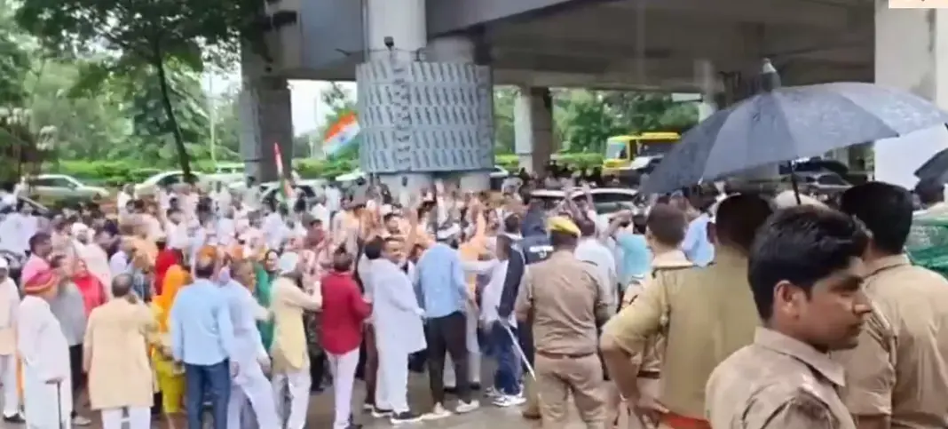 Farmers Protest: बारिश में तिरंगा लेकर ग्रेटर नोएडा प्राधिकरण पहुंचे किसान, मुख्य गेट पर धरना; पुलिस-पीएसी तैनात Farmers Protest: बारिश में तिरंगा लेकर ग्रेटर नोएडा प्राधिकरण पहुंचे किसान, मुख्य गेट पर धरना; पुलिस-पीएसी तैनात