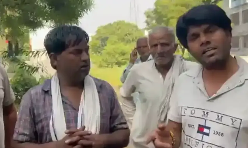 Animal Poisoning Case: पाली गांव में पशुओं को जहर देने का आरोपी ग्रामीणों के हत्थे चढ़ा, पुलिस कर रही पूछताछ Animal Poisoning Case: पाली गांव में पशुओं को जहर देने का आरोपी ग्रामीणों के हत्थे चढ़ा, पुलिस कर रही पूछताछ