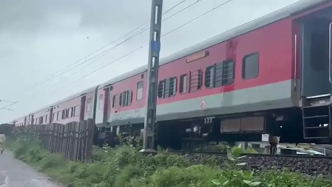 Train Accident: आंध्र प्रदेश में राज रानी एक्सप्रेस की चपेट में आए पांच छात्र, चार की मौत Srikakulam Train Accident, Rajya Rani Express, Andhra Pradesh Rail Accident, Students Train Accident, Tekkali Accident