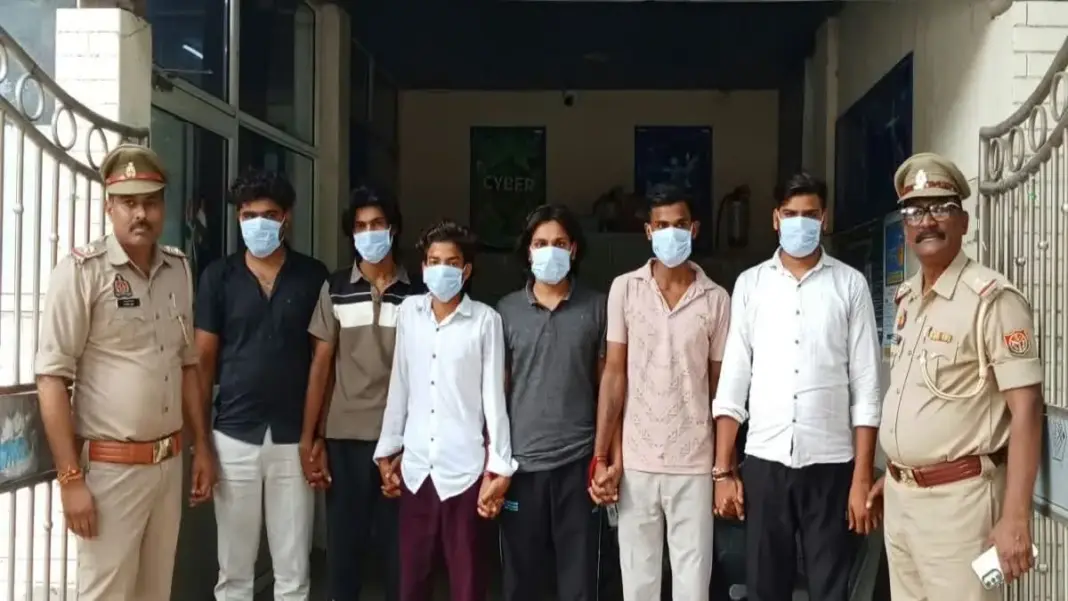 Loan App Blackmail: कर्ज लेने वालों की तस्वीरें अश्लील बनाकर करते थे ब्लैकमेल, छह साइबर जालसाज गिरफ्तार; 25 लाख की ठगी का खुलासा Loan App Blackmail: कर्ज लेने वालों की तस्वीरें अश्लील बनाकर करते थे ब्लैकमेल, छह साइबर जालसाज गिरफ्तार; 25 लाख की ठगी का खुलासा