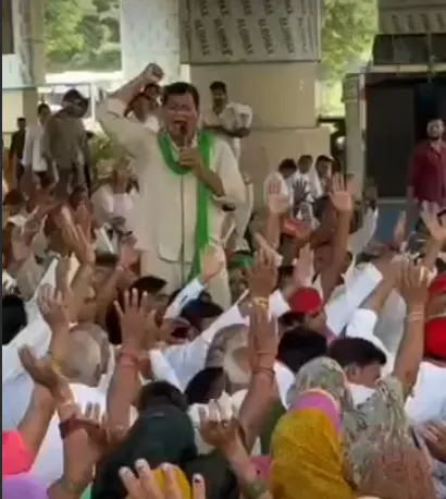 Greater Noida Farmers Protest: प्राधिकरण कार्यालय के बाहर किसानों का हंगामा, पुलिस से धक्का-मुक्की; 10% आबादी प्लॉट समेत कई मांगों पर अड़े Greater Noida Farmers Protest: प्राधिकरण कार्यालय के बाहर किसानों का हंगामा, पुलिस से धक्का-मुक्की; 10% आबादी प्लॉट समेत कई मांगों पर अड़े