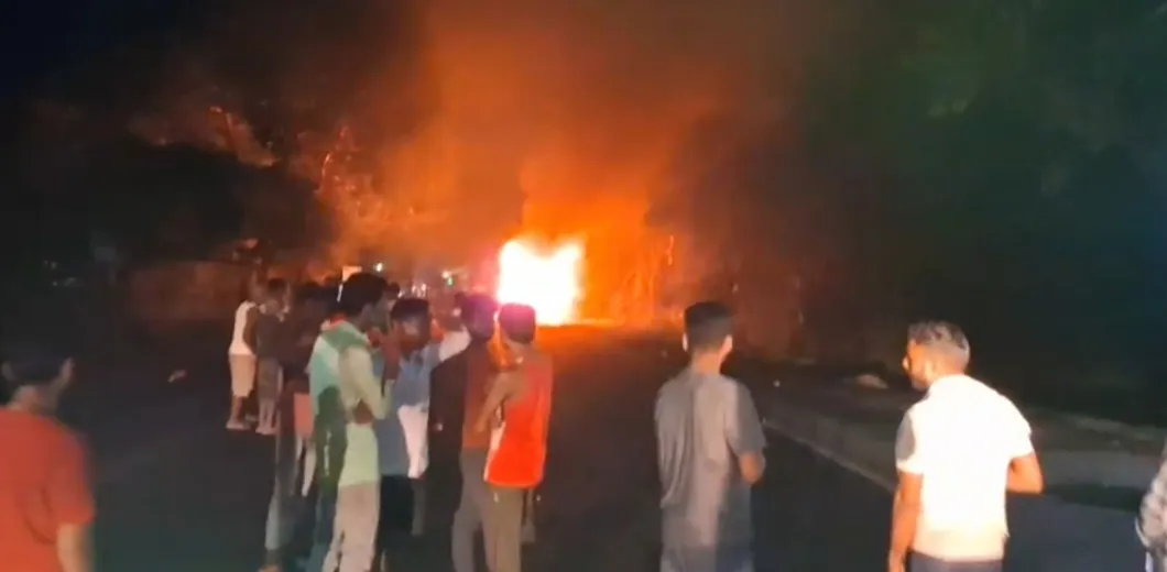 Khagaria Bus Fire: NH-31 पर चलती यात्री बस में लगी भीषण आग, 50-60 तीर्थयात्रियों ने कूदकर बचाई जान Khagaria Bus Fire, NH31 Bus Fire, Nepal Pilgrims, Bihar Bus Accident, Gaya Pilgrims