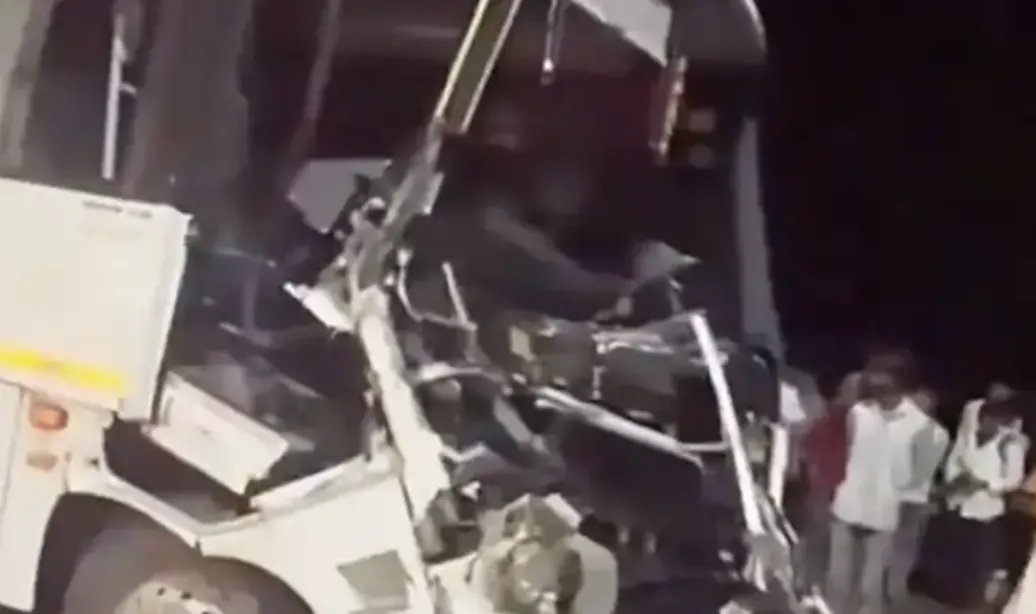 Eastern Peripheral Expressway Accident: आगे चल रहे ट्रक से टकराई जयपुर-हरिद्वार बस, चालक घायल Eastern Peripheral Expressway Accident: आगे चल रहे ट्रक से टकराई जयपुर-हरिद्वार बस, चालक घायल