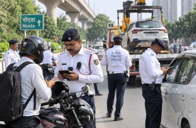Traffic Enforcement: नोएडा में यातायात नियम तोड़ने पर 6,136 वाहनों के चालान, 28 गाड़ियां जब्त Traffic Enforcement: नोएडा में यातायात नियम तोड़ने पर 6,136 वाहनों के चालान, 28 गाड़ियां जब्त