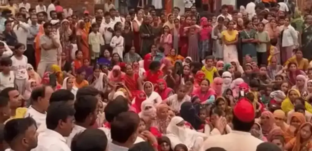 Electricity Connection Protest: नोएडा के चोटपुर में बिजली कनेक्शन काटने का विरोध, लोग बोले- एक हफ्ते से बिना लाइट; जन्माष्टमी के बाद आंदोलन की चेतावनी Electricity Connection Protest: नोएडा के चोटपुर में बिजली कनेक्शन काटने का विरोध, लोग बोले- एक हफ्ते से बिना लाइट; जन्माष्टमी के बाद आंदोलन की चेतावनी