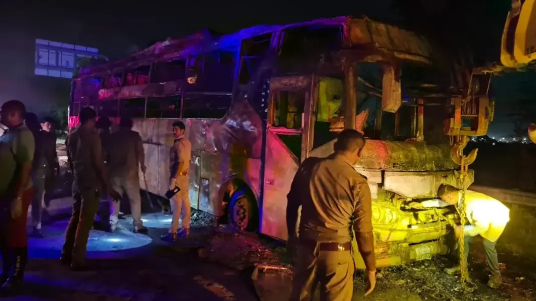 Bus Fire Investigation: हादसे के बाद रात में यात्रियों की टिकट राशि लौटाई, सुबह बुकिंग कैंसिल होने से परिजनों में मची अफरातफरी Bus Fire Investigation: हादसे के बाद रात में यात्रियों की टिकट राशि लौटाई, सुबह बुकिंग कैंसिल होने से परिजनों में मची अफरातफरी