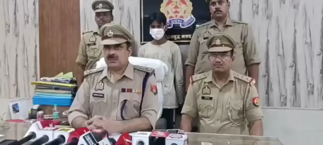Greater Noida Flat Theft: कारपेंटर ने रेकी के बाद किचन के रास्ते फ्लैट में घुसकर उड़ाए 10 लाख से अधिक के जेवर, पुलिस ने किया गिरफ्तार Greater Noida Flat Theft: कारपेंटर ने रेकी के बाद किचन के रास्ते फ्लैट में घुसकर उड़ाए 10 लाख से अधिक के जेवर, पुलिस ने किया गिरफ्तार