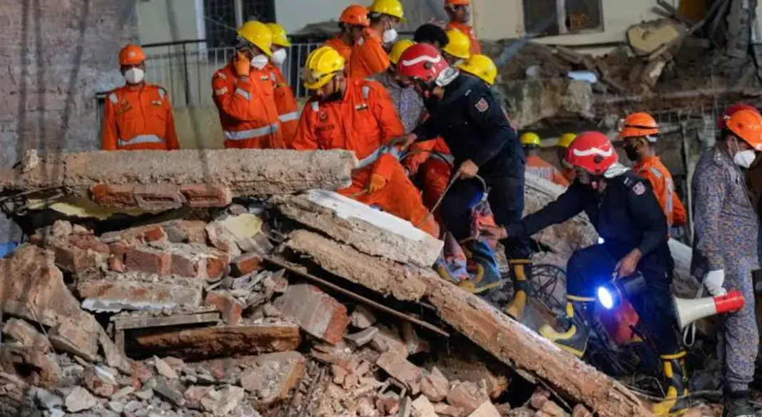 Satya Niketan Building Collapse: 27 घंटे बाद रेस्क्यू ऑपरेशन खत्म, सात लोगों की मौत; मृतकों में पांच छात्र Satya Niketan Collapse, Delhi Building Collapse, Delhi PG Safety, Satya Niketan Rescue, Delhi Structural Audit