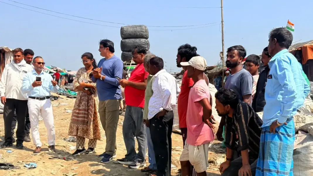 Cleanliness Drive: स्वच्छता और कचरा न जलाने को लेकर कबाड़ी व कचरा बीनने वाले श्रमिकों को किया जागरूक Cleanliness Drive: स्वच्छता और कचरा न जलाने को लेकर कबाड़ी व कचरा बीनने वाले श्रमिकों को किया जागरूक