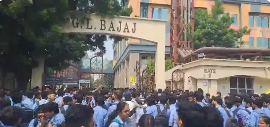 GL Bajaj Protest: ग्रेटर नोएडा में GL बजाज कॉलेज के बाहर एमबीए छात्रों का प्रदर्शन, मथुरा भेजने के दबाव का आरोप GL Bajaj Protest: ग्रेटर नोएडा में GL बजाज कॉलेज के बाहर एमबीए छात्रों का प्रदर्शन, मथुरा भेजने के दबाव का आरोप