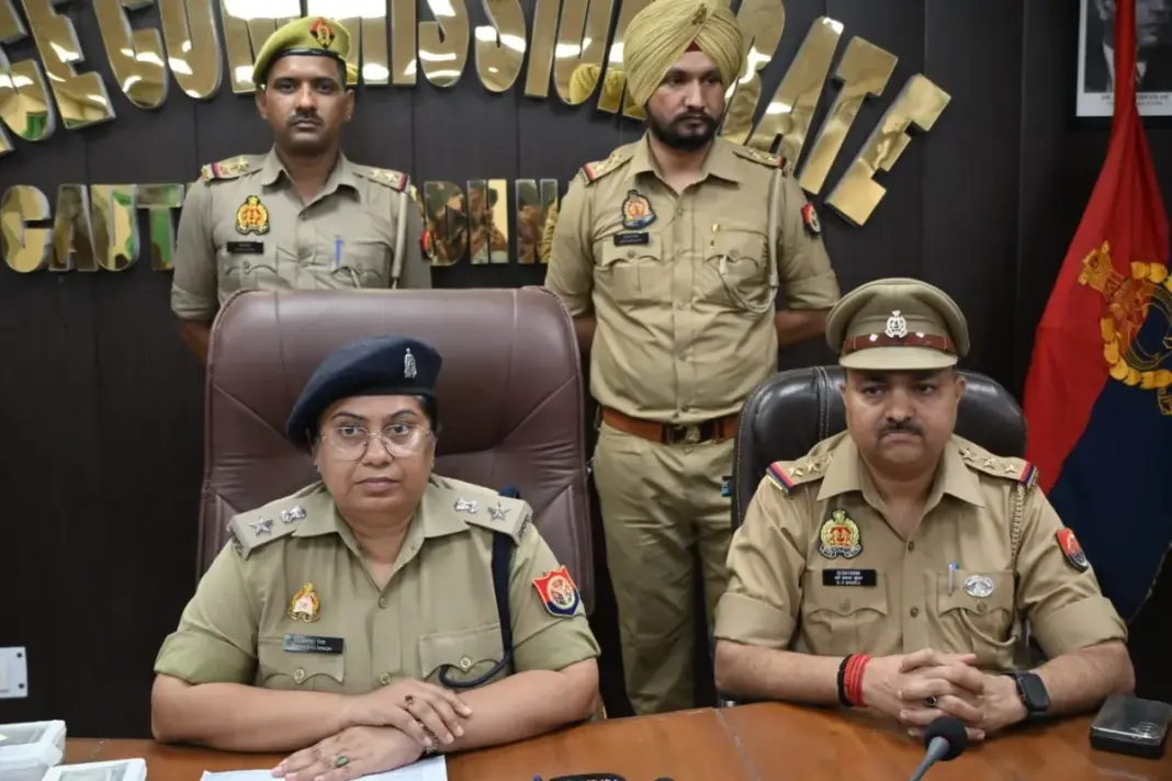 Jewellery Theft: नोएडा में घर से लाखों की चोरी का खुलासा, 16 लाख के जेवर और नकदी के साथ बाल अपचारी पकड़ा Jewellery Theft: नोएडा में घर से लाखों की चोरी का खुलासा, 16 लाख के जेवर और नकदी के साथ बाल अपचारी पकड़ा