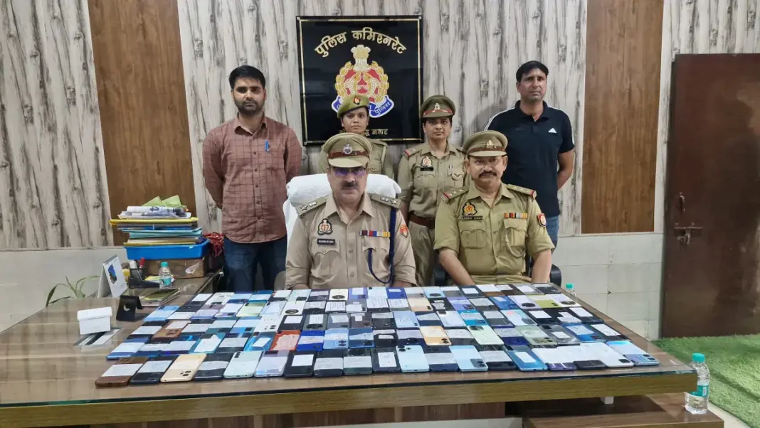 Mission Sahyog: नोएडा पुलिस ने ढूंढकर लौटाए 101 गुम हुए मोबाइल फोन, करीब 35 लाख रुपये कीमत; फोन पाकर खिले लोगों के चेहरे Mission Sahyog: नोएडा पुलिस ने ढूंढकर लौटाए 101 गुम हुए मोबाइल फोन, करीब 35 लाख रुपये कीमत; फोन पाकर खिले लोगों के चेहरे