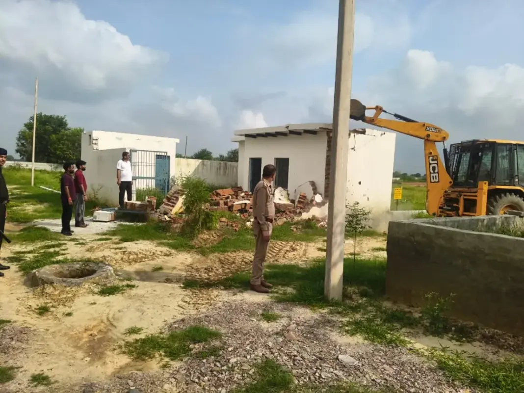 Illegal Colony Demolition: ग्रेटर नोएडा में अवैध कॉलोनी पर चला बुलडोजर, 125 करोड़ रुपये की 62,500 वर्गमीटर जमीन कब्जामुक्त Illegal Colony Demolition: ग्रेटर नोएडा में अवैध कॉलोनी पर चला बुलडोजर, 125 करोड़ रुपये की 62,500 वर्गमीटर जमीन कब्जामुक्त