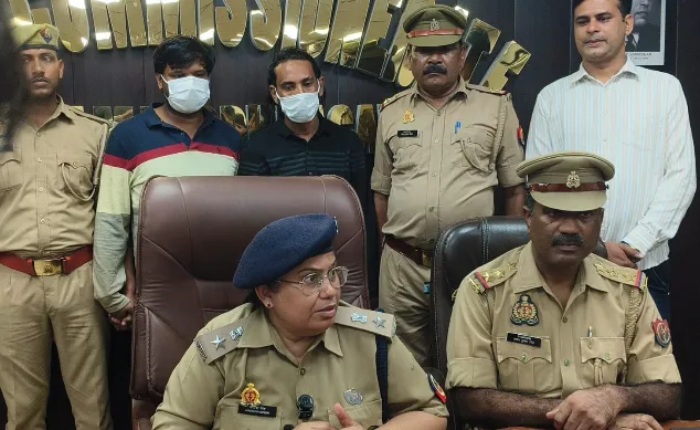 Noida Theft Gang: सोसाइटी के फ्लैटों को बनाते थे निशाना, महिला समेत तीन शातिर चोर गिरफ्तार; लाखों की ज्वैलरी, कैश और इलेक्ट्रॉनिक सामान बरामद Noida Theft Gang