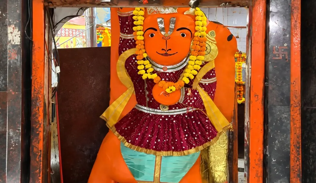 Ujjain Hanuman Statue: दो दिन की कोशिश के बाद भी नहीं हिली 170 साल पुरानी हनुमान प्रतिमा, अब आर्कियोलॉजिस्ट करेंगे स्कैनिंग Ujjain Hanuman Statue, Simhastha 2028, Ujjain Mahakal, Hanuman Temple Ujjain, Ujjain Road Widening