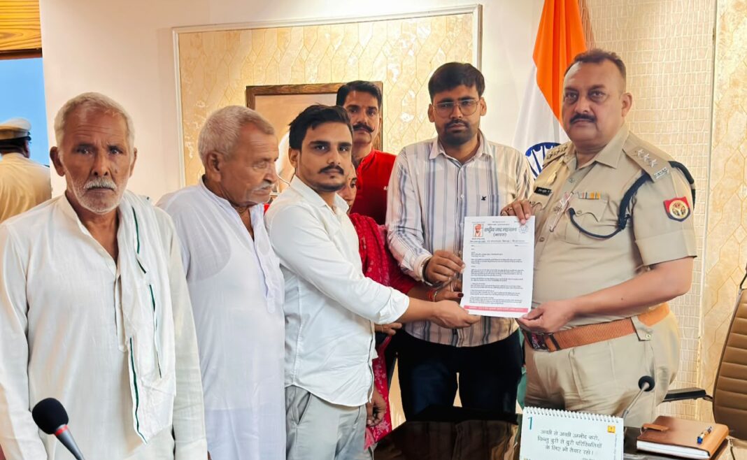 Hapur News : हापुड़ में बदनौली मामले को लेकर जाट महासभा ने उठाई निष्पक्ष जांच की मांग, सीओ को सौंपा ज्ञापन Hapur News : हापुड़ में बदनौली मामले को लेकर जाट महासभा ने उठाई निष्पक्ष जांच की मांग, सीओ को सौंपा ज्ञापन