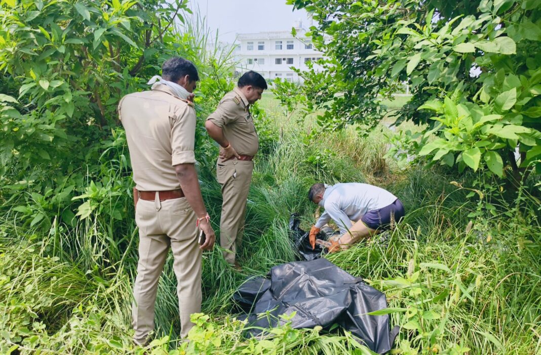 Hapur News : हापुड़ के एचपीडीए इंडस्ट्रियल एरिया में दलदल में मिला अज्ञात शव, इलाके में फैली सनसनी Hapur News : हापुड़ के एचपीडीए इंडस्ट्रियल एरिया में दलदल में मिला अज्ञात शव, इलाके में फैली सनसनी