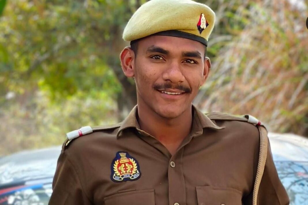 Hapur News : धौलाना थाने में तैनात सिपाही ने खुद को गोली मारकर की आत्महत्या, आगरा निवासी था मृतक Hapur News : धौलाना थाने में तैनात सिपाही ने खुद को गोली मारकर की आत्महत्या, आगरा निवासी था मृतक