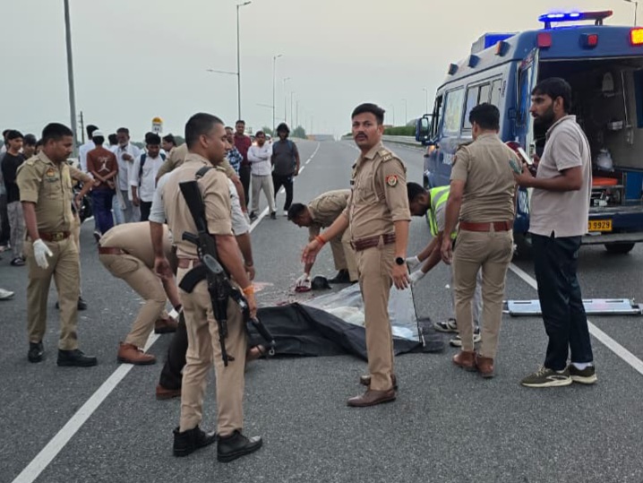 Hapur News : हापुड़ में हाईवे पर बाइक फिसलने के बाद अज्ञात वाहन ने परिवार को कुचला, मां-बेटे की मौत Hapur News : हापुड़ में हाईवे पर बाइक फिसलने के बाद अज्ञात वाहन ने परिवार को कुचला, मां-बेटे की मौत